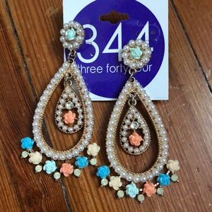 Pearl and flowers earrings